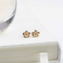 Load image into Gallery viewer, Flower stud Earrings - Elzom