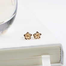 Load image into Gallery viewer, Flower stud Earrings