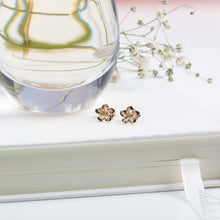 Load image into Gallery viewer, Flower stud Earrings